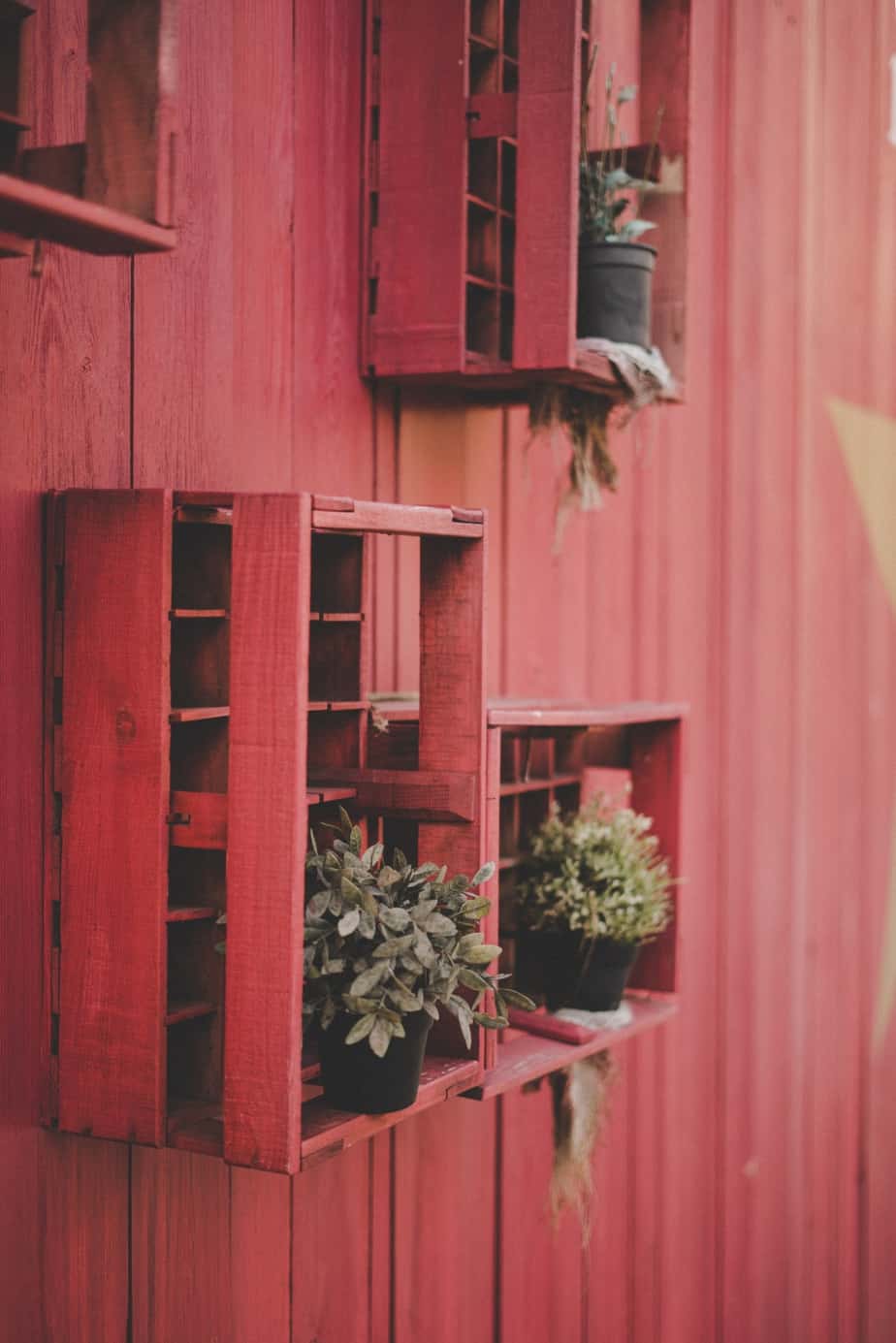 How to use pallets to create a garden fence